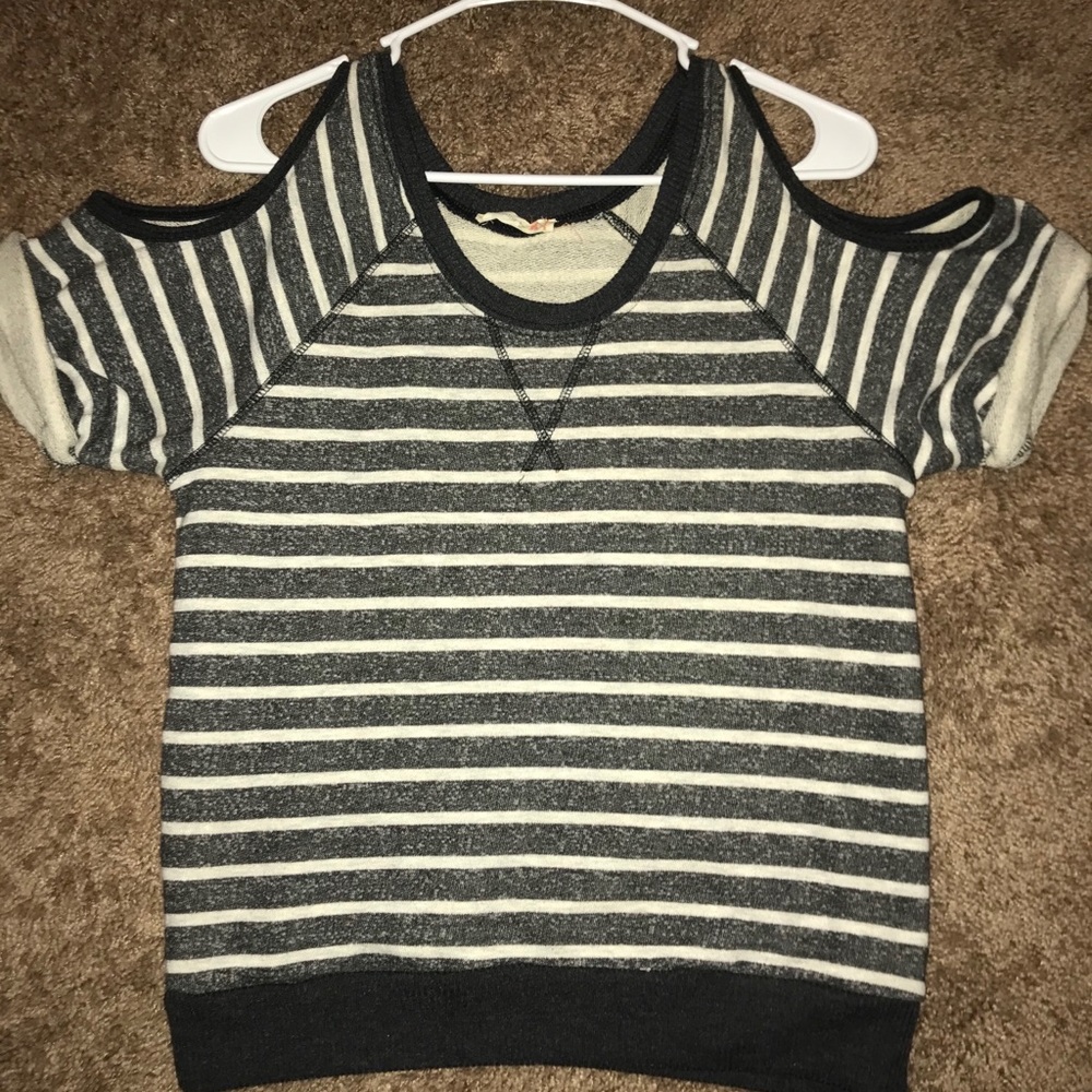 Open shoulder sweater tee